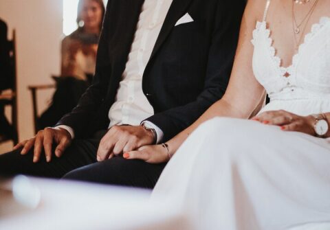 brautpaar halt Händchen bei ihrer standesamtlichen hochzeit fotografiert vom fotografen aus ingolstadt