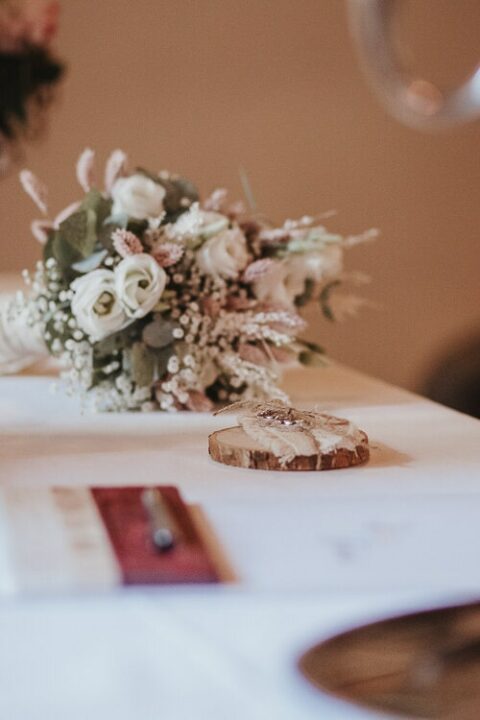 brautstrauß und ehering bei der standesamtlichen hochzeit fotografiert