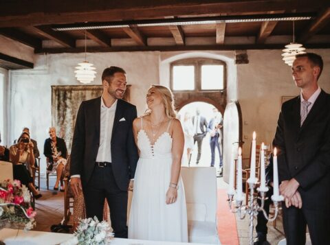 brautpaar himmelt sich an ihren hochzeitstag verliebt an