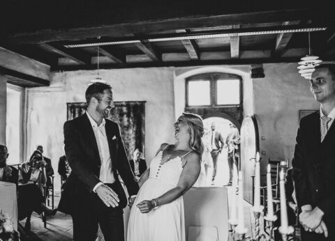 schönes hochzeitfoto ganz natürlich das brautpaar lacht aus vollen herz bei ihrer standesamtliche trauung