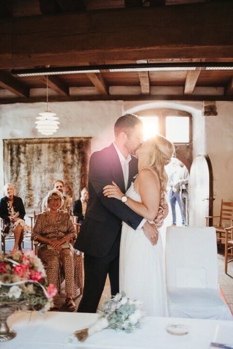 hochzeitskuss im standesamt in ingolstadt festgehalten von hocheitsfotograf