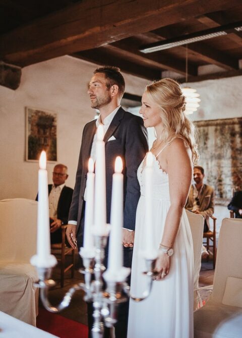 brautpaar gibt sich das ja wort bei ihrer standesamtlichen hochzeit in ingolstadt