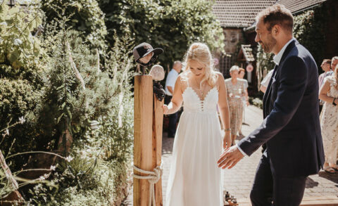 brautpaar bewundert das diy hochzeitsgeschenke hochzeit in Ingolstadt