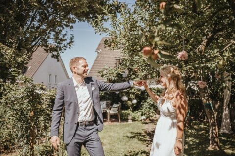 tanzen beim hochzeitsshooting laufend einer hochzeitsreportage fotografiert vom hochzeitsfotograf aus Ingolstadt