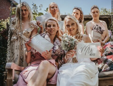 braut mit trauzeugin und brautjungfern fotografiert vom hochzeitsfotograf