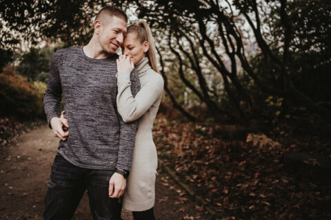 pärchenfotograf nimmt liebesvolle pärchenbilder auf in rahmen eins coupleshooting im umkreis von kelheim