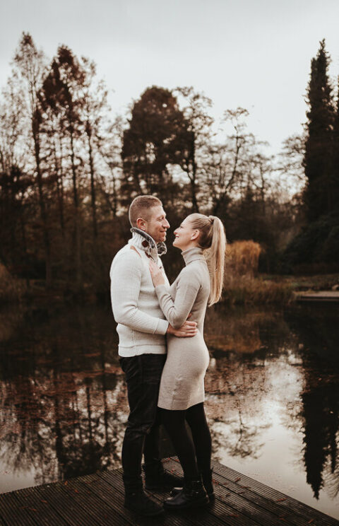 paarfotograf fotografiert verliebte pärchen in natur in kelheim