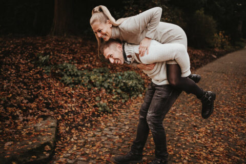 spaßiges coupleshooting aufgenommen von couplefotograf