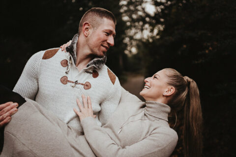 emotionales coupleshooting in der natur im kreis kelheim fotografiert einen professionellen Paar-fotograf