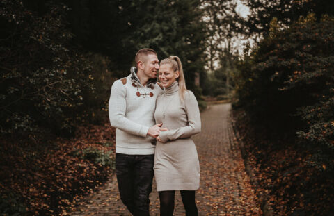 glückliches pärchen natürlich fotografiert in rahmen eins coupleshooting von einer Paar-fotograf aus kelheim