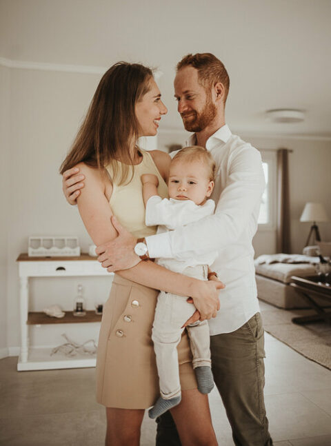 happy Family fotografiert vom Familien Fotograf aus Ingolstadt