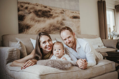 Familie am kuscheln aufm Sofa fotografiert vom Familien Fotograf in Ingolstadt