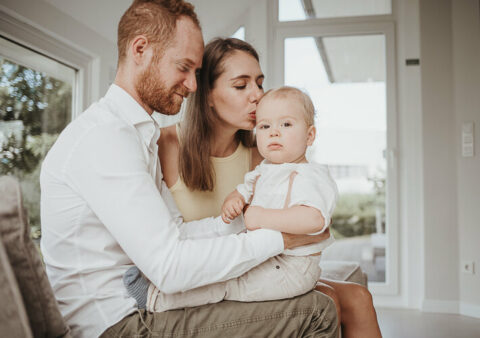 Eltern mit klein kind fotografisch festgehalten on Familien Fotograf