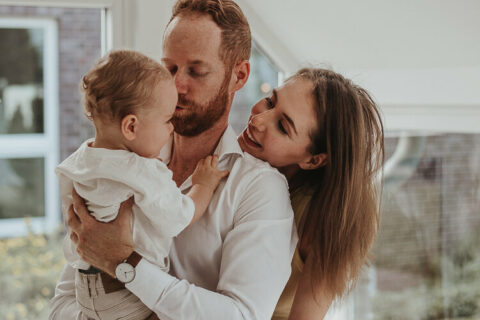 Familien beim knuddeln fotografiert vom Familien fotograf in Ingolstadt