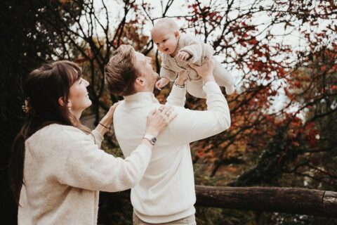 voller Freude Familienshooting fotografiert von Familienfotografin in Regensburg