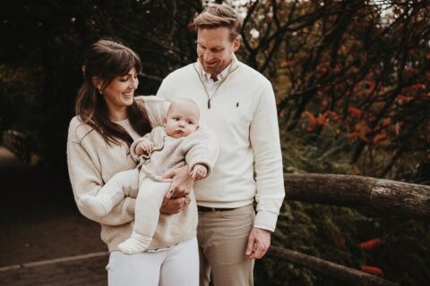 Glückliche Familie auf einen foto festgehalten