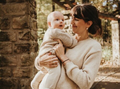 kind zusammen mit der mutter fotografiert von Familienfotografin aus Regensburg fotografiert