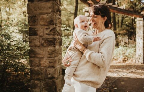 mutter mit kind in Regensburg von Familienfotografin fotografiert
