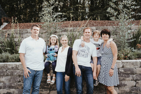 Natürlich Familien bild bei der Familie im gräten nahe Ingolstadt vom Generationen Familienfotografinfotografiert