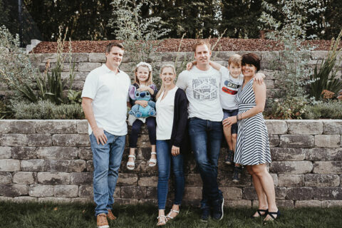 großes Familien Gruppenfoto fotografiert in Garten in Ingolstadt vom Generationen Familienfotografin