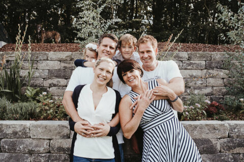 Spaßiges Familienshooting in Ingolstadt festgehalten vom Generationen Familienfotografin aus kelheim