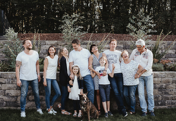 großes Generation familienshooting fotografiert vom Generationen Familienfotografin in Ingolstadt