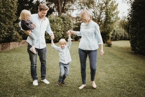 familien bei sich im garten am spielen ungestaltet familienfoto