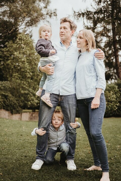 familienfotograf fotografiert familie im garten bei der Familie zuhause