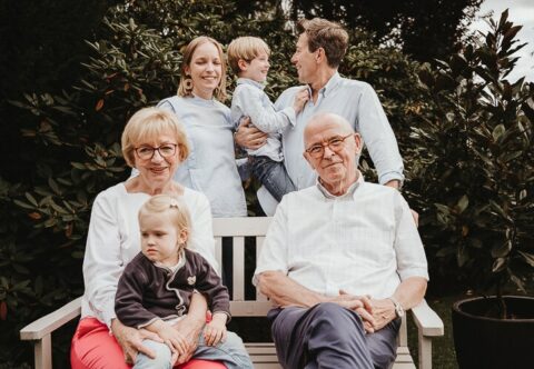 die ganze familie auf in einen foto bei der familie im garten