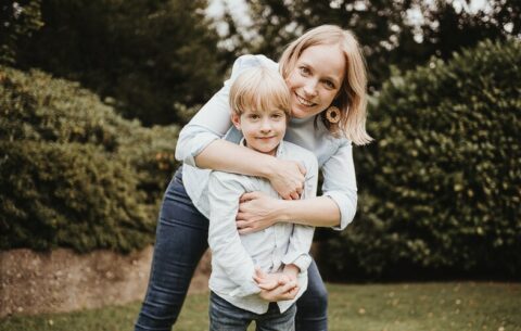 stolze mutter mit in kind im arm ein schönes liebevolles foto aufgenommen vom kinderfotograf