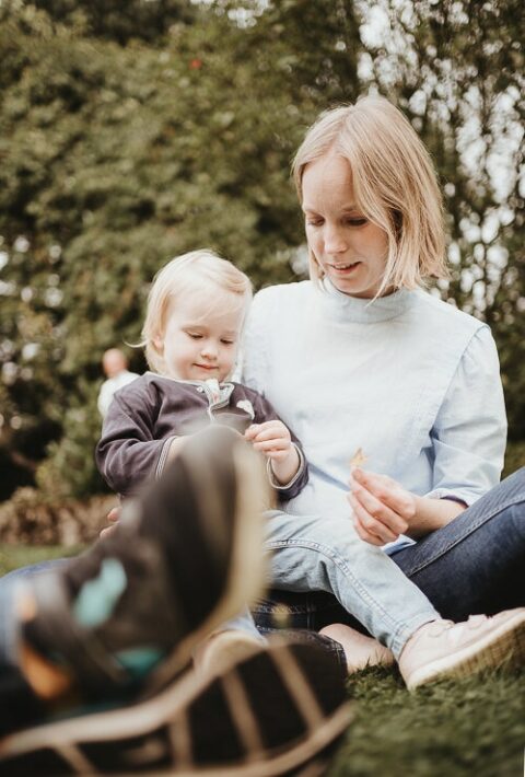 mutter und tochter aufgenommen bei sich im garten