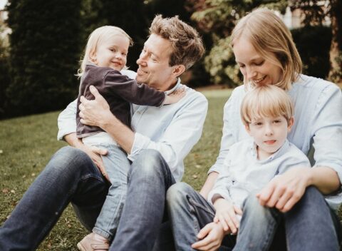ungestaltestes familienbild glücklich familie fotografiert vom fotografen kelheim