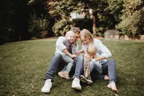 familie bei rumalbern fotografiert vom fotograf aus kelheim