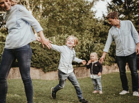 Spielerisches familienshooting im garten der familie fotografiert vom fotografen aus kreis kelheim
