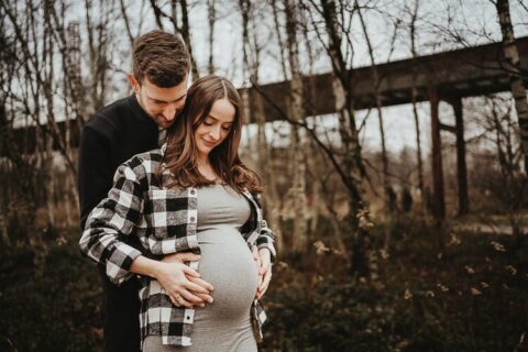 Eltern fotografiert die sich auf ihr Baby freuen