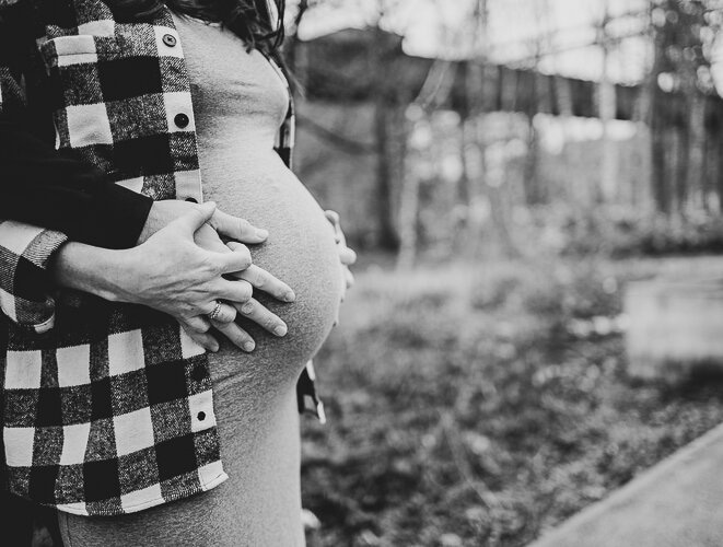 babybauchshooting am einen schönen tag aufgenommen vom fotograf aus regensburg