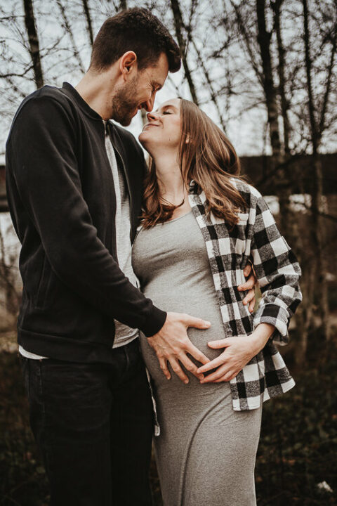 echt schönes babybauch foto aufgenommen vom fotograf aus regensburg