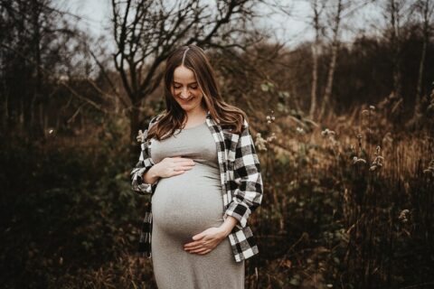 glücklich zukünftige mutter fotografiert vom fotograf aus regensburg