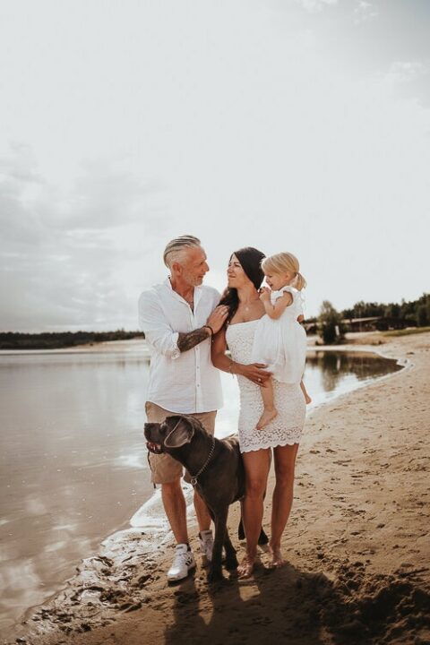 familie mit hund Familienfoto aufgenommen