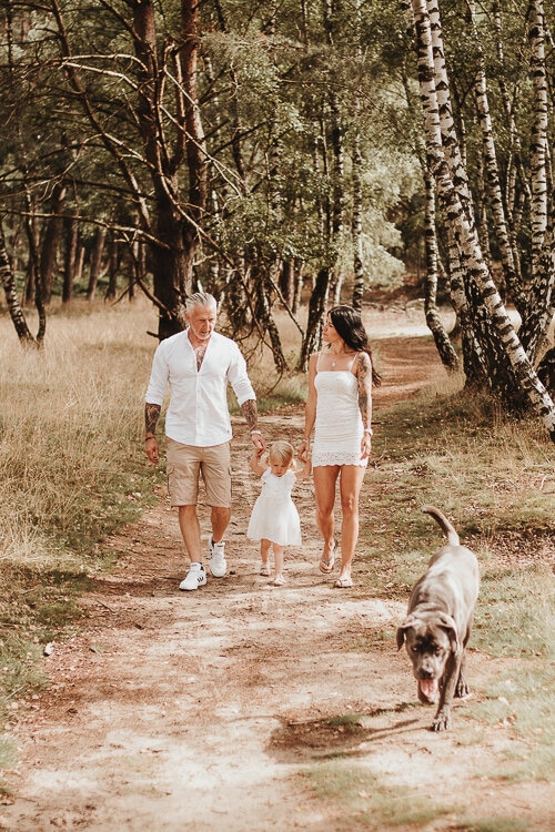 familien spaziergang mit hund fotografiert