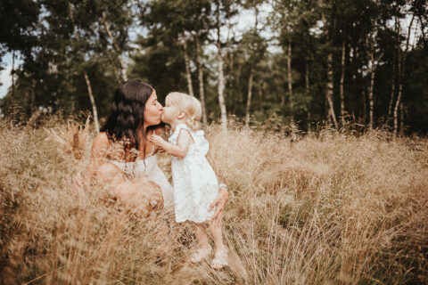 mutter und tochter sitzen im feld in mainburg von einer familienfotografin fotografiert