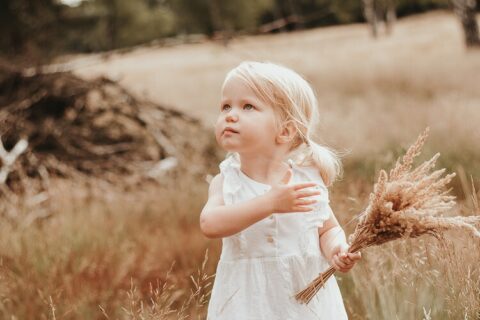 kind fotografiert im feld von einer Fotografin